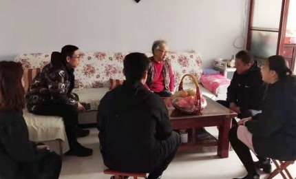弘揚(yáng)雷鋒精神，關(guān)愛空巢老人