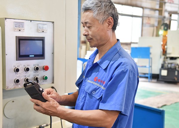 數(shù)控機(jī)床工人正在進(jìn)行操作