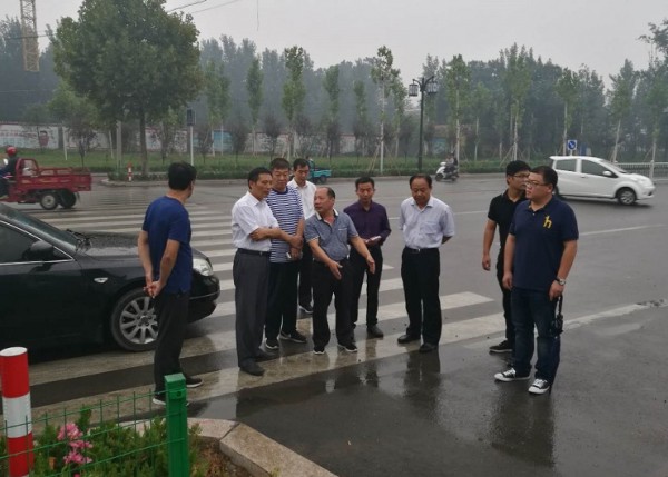 市住建局各領(lǐng)導(dǎo)查看泰豐供熱管道改造施工事宜