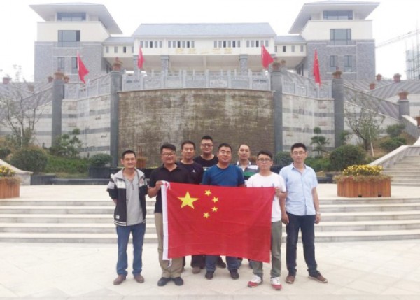 堯王山花園前泰豐員工與國旗合影