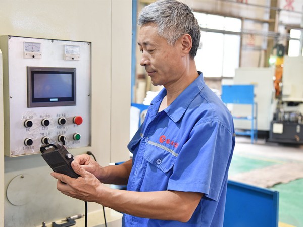 數控機床工人正在進行操作