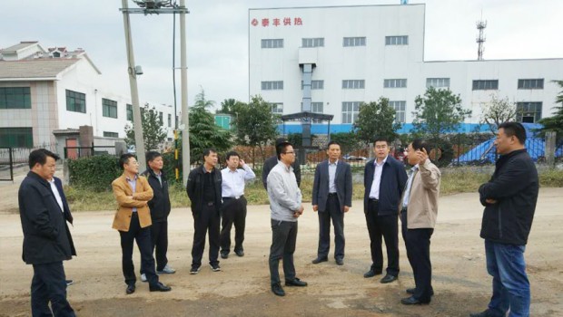 青州市副市長耿懷金率工作組現場調度九龍居小區供暖管網鋪設等工作